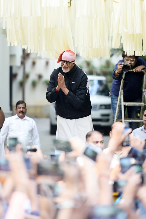 Amitabh Bachchan darshan with fans