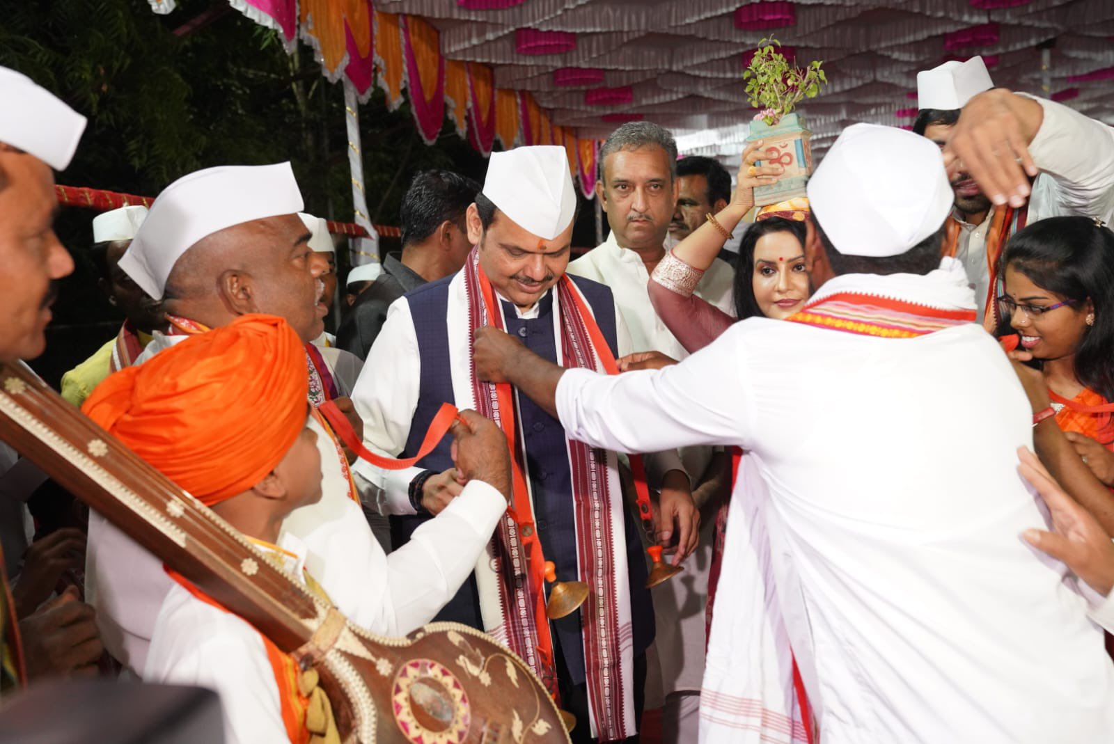 kartiki ekadashi photos Dmc devendra fadnavis along with wife Amruta fadnavis