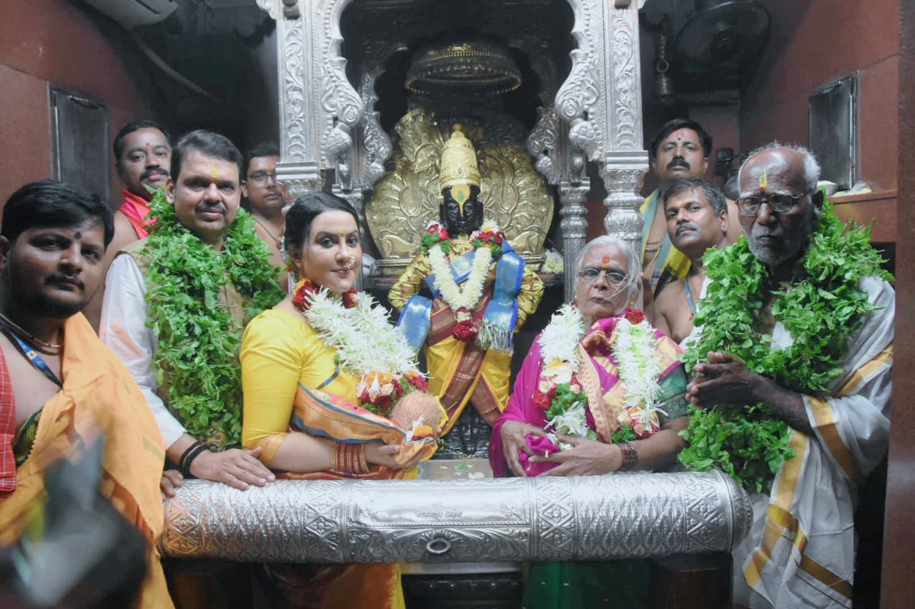 kartiki ekadashi photos Dmc devendra fadnavis along with wife Amruta fadnavis