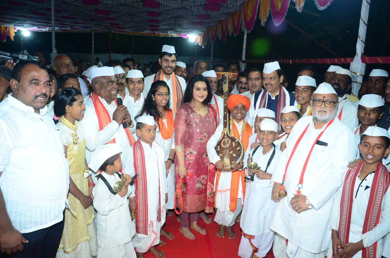 kartiki ekadashi photos Dmc devendra fadnavis along with wife Amruta fadnavis