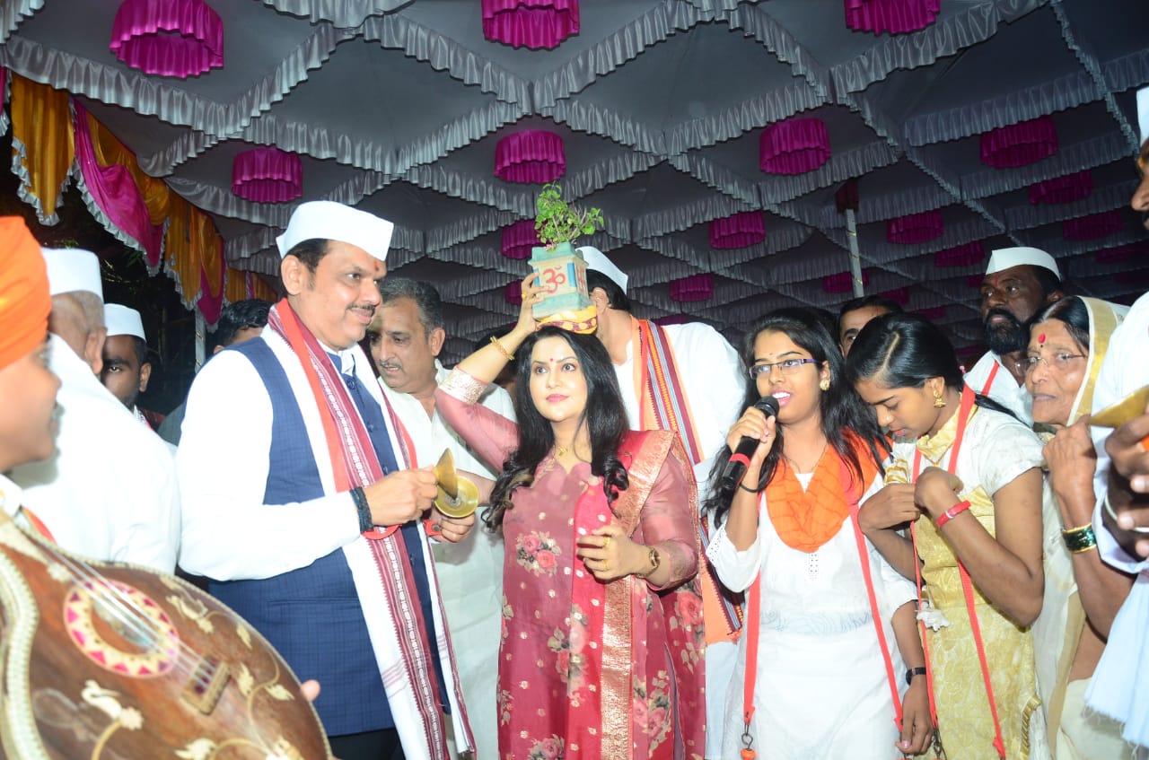 kartiki ekadashi photos Dmc devendra fadnavis along with wife Amruta fadnavis