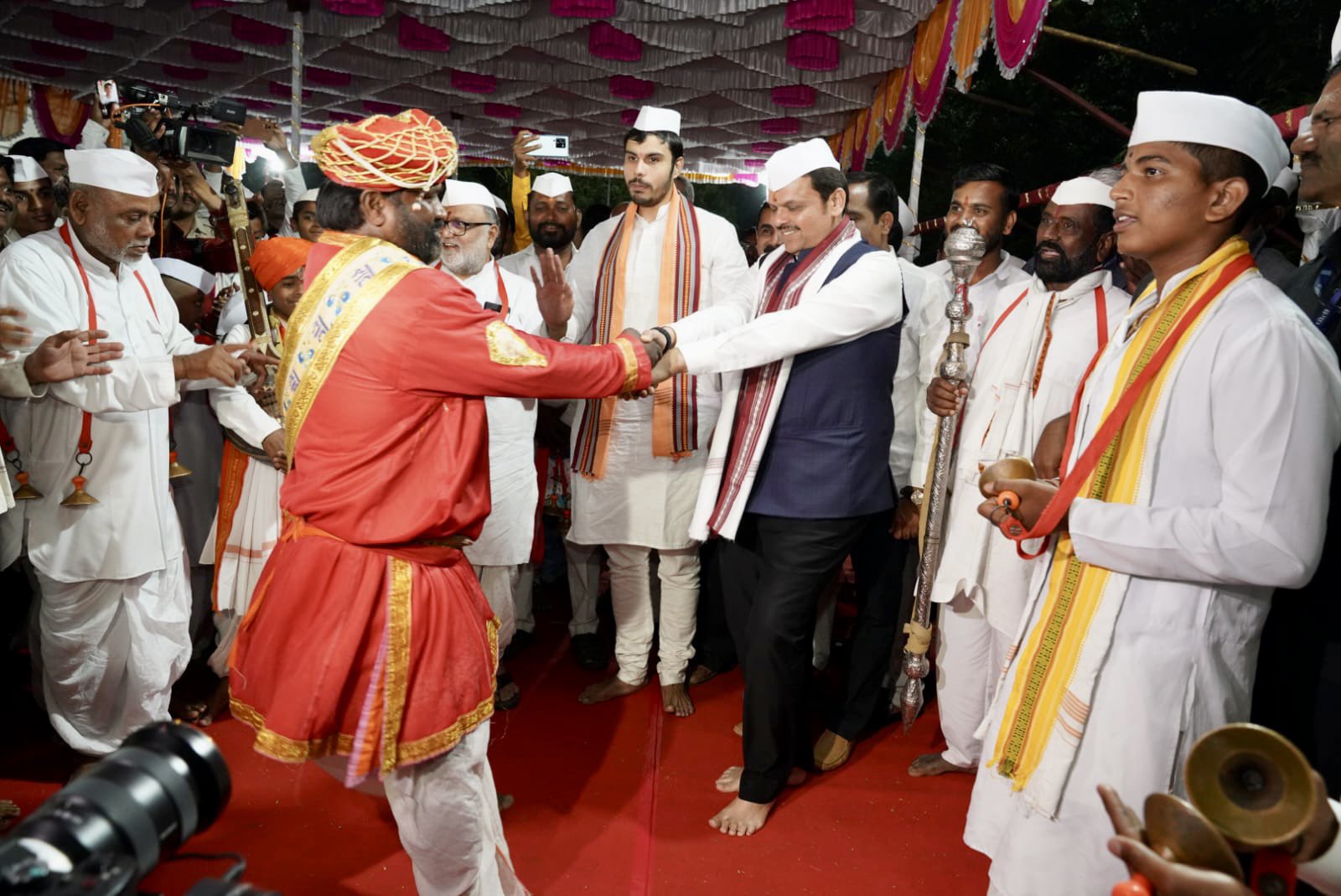 kartiki ekadashi photos Dmc devendra fadnavis along with wife Amruta fadnavis