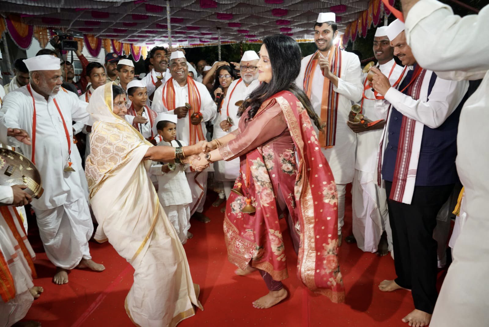 kartiki ekadashi photos Dmc devendra fadnavis along with wife Amruta fadnavis