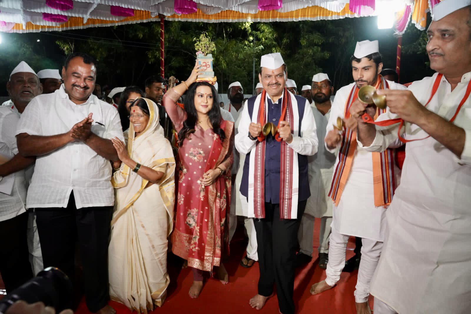 kartiki ekadashi photos Dmc devendra fadnavis along with wife Amruta fadnavis