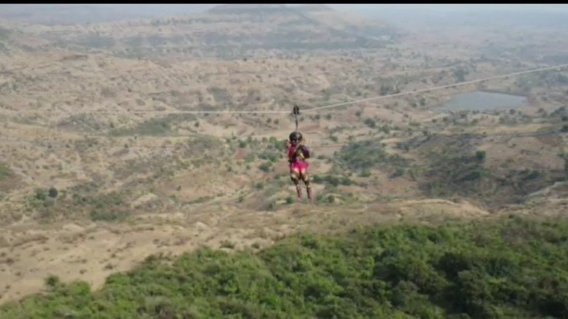 काही महिन्यांपूर्वीच गृहिताने नऊवारी साडी नेसून नवरा-नवरी हे कठीण सुळके सर केले होते. याबद्दल तिला इंडिया बूक ॲाफ रेकाॅर्डने सन्मानित करण्यात आले होते.