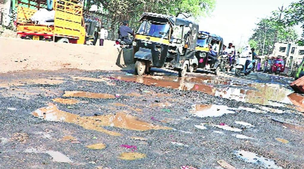 jalgaon road pits