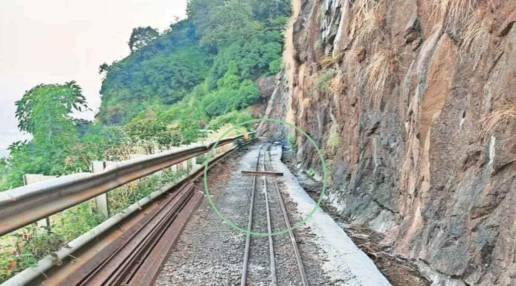 माथेरान-नेरळ मिनी ट्रेन मार्गावर घाटात एक रेल्वे स्लीपर्सचा तुकडा अज्ञात व्यक्तींकडून ठेवण्यात आल्याची घटना रविवारी सायंकाळी घडली