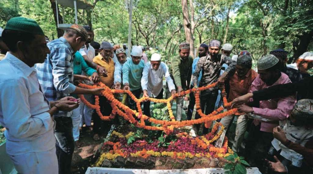 गुजरातमधील मोरबी येथील पूल दुर्घटनेतील मृतांना नागरिकांनी बुधवारी श्रद्धांजली वाहिली.