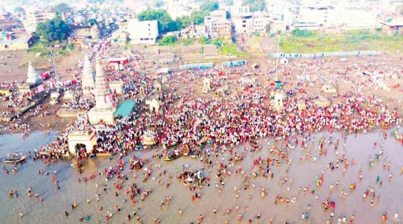  कार्तिकी एकादशीला पंढरपुरात मोठी यात्रा भरते. राज्यभरातून विठुरायाचं दर्शन घेण्यासाठी पंढरपुरात लाखोंच्या संख्येने भाविक येत असतात