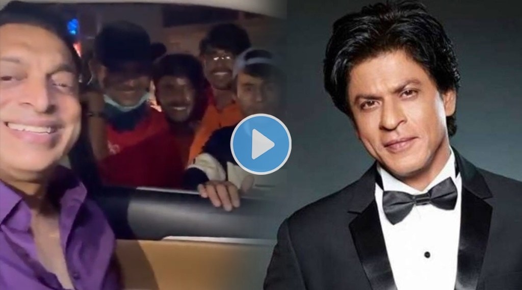 Shaoib Akhtar, Shah Rukh Khan, SRK, Bollywoo, Baadshah film, Pakistan fan imitates SRK, SRK fan, शोएब अख्तर, शाहरुख खान, शाहरुख खान पाकिस्तानी चाहते, शोएब अख्तर व्हिडीओ