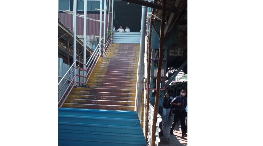 Plight of passengers due to closure of platform stairs at Dombivli railway station