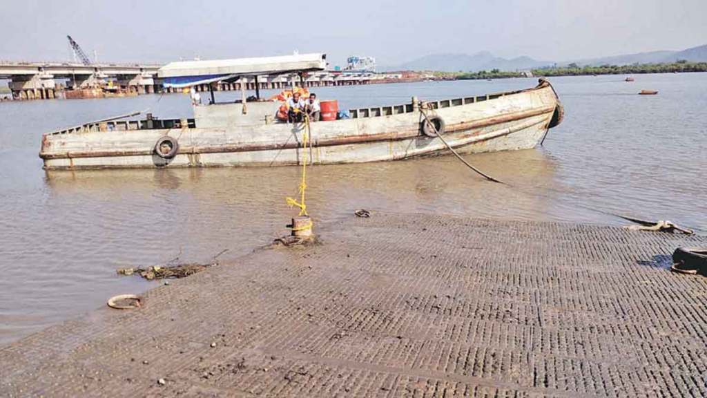 वर्षभरात वैतरणा जेट्टीची नासधूस ; बांधकामात पायऱ्या आणि टप्प्यांचा अभाव; अपघाताचा धोका