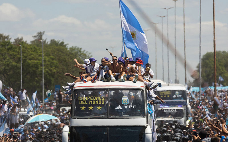 World champion Argentina team paraded in an open bus, the players were airlifted by overzealous fans 