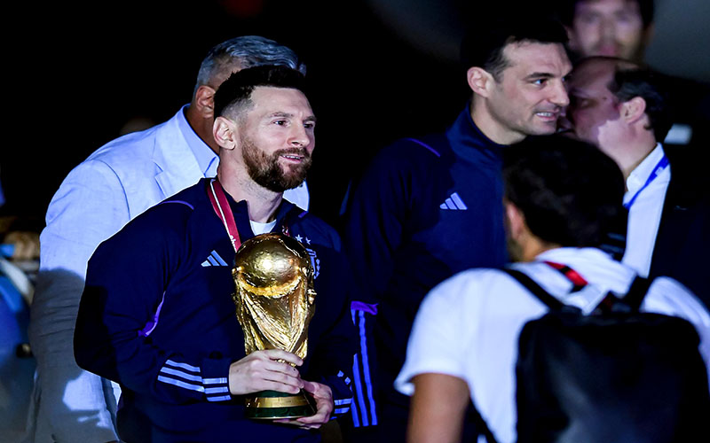 World champion Argentina team paraded in an open bus, the players were airlifted by overzealous fans 