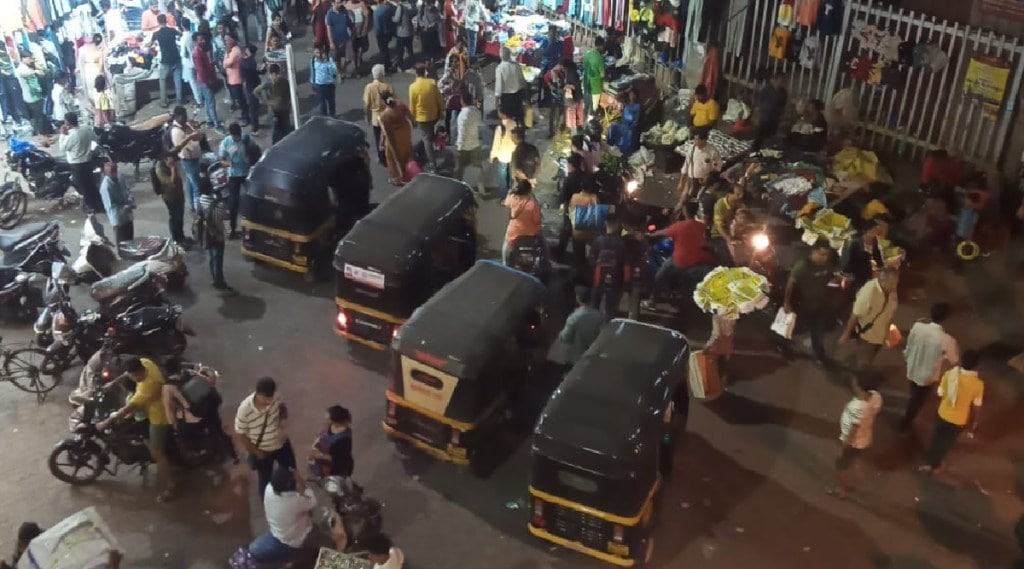 Dombivli East Railway Station area is once again a hub for hawkers