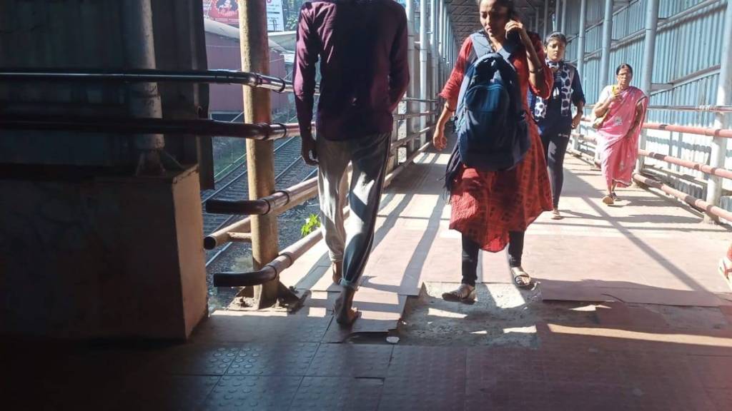 passengers panic at dombivali railway station sprained legs increased slip due to broken stair treads