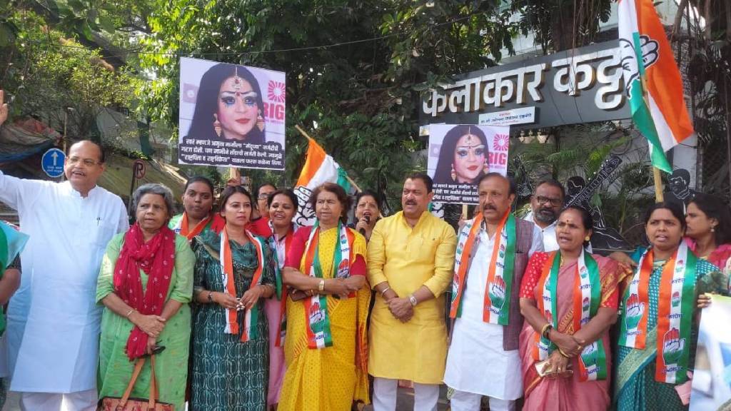 cntroversy arisen due to amruta fadnavis statement and congress has organized a protest pune