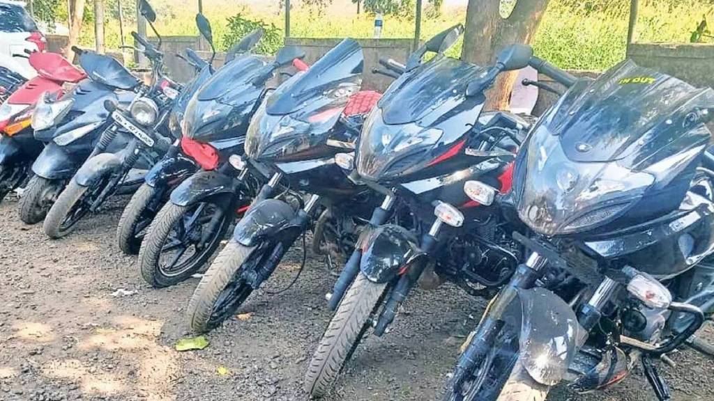 police seized 11 stolen bikes from Karnataka youth crime news sangli