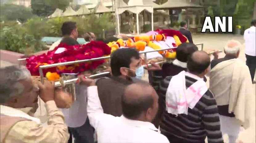 जून महिन्यामध्ये वयाची शंभरी ओलांडलेल्या हिराबेन यांना अस्वस्थ वाटू लागल्याने २८ डिसेंबर रोजी यूएन मेहता रुग्णालयामध्ये दाखल करण्यात आलं होतं.