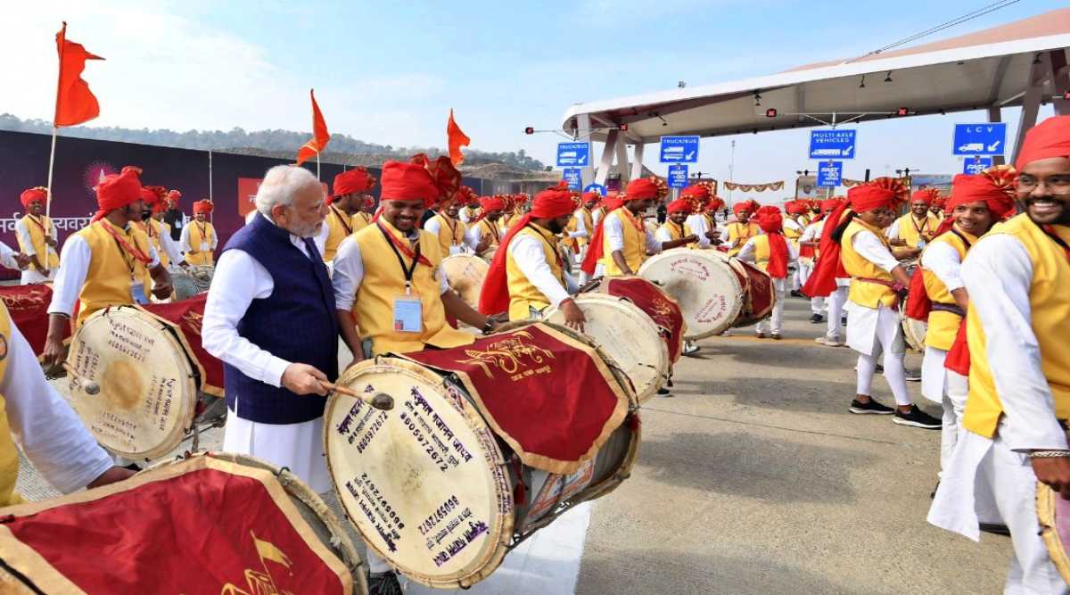 यावेळी मोदींनी स्वतः या पथकातील एक वादकाच्या खांद्यावर हात ठेऊन ढोलवादनाचा आनंद घेतला.