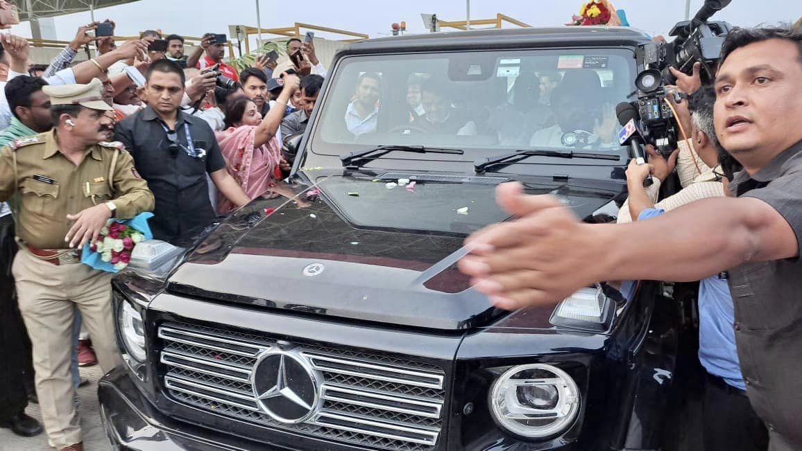 fadnavis eknath shinde samrudhi mahamarg Mercedes Benz G350d Car Driven By Deputy Chief Minister Devendra Fadnavis Know Features And Price in Marathi