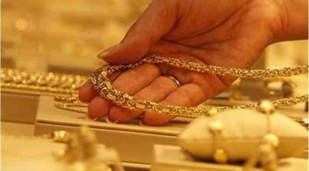 elderly pune woman duped by fraudsters of gold jewellery on pretext of gifting saree