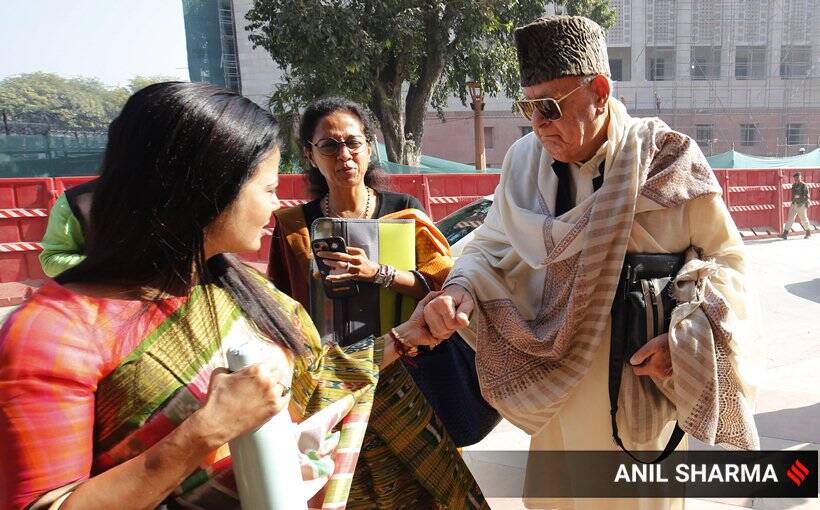 संसदेच्या हिवाळी अधिवेशनासाठी नॅशनल कॉन्फरन्सचे अध्यक्ष फारुख अब्दुलाही पोहोचले होते. टीएमसीच्या खासदार महुआ मोईत्रा यांनी त्यांना पायऱ्या चढताना मदत केली. यावेळी खासदार सुप्रिया सुळेदेखील उपस्थित होत्या.