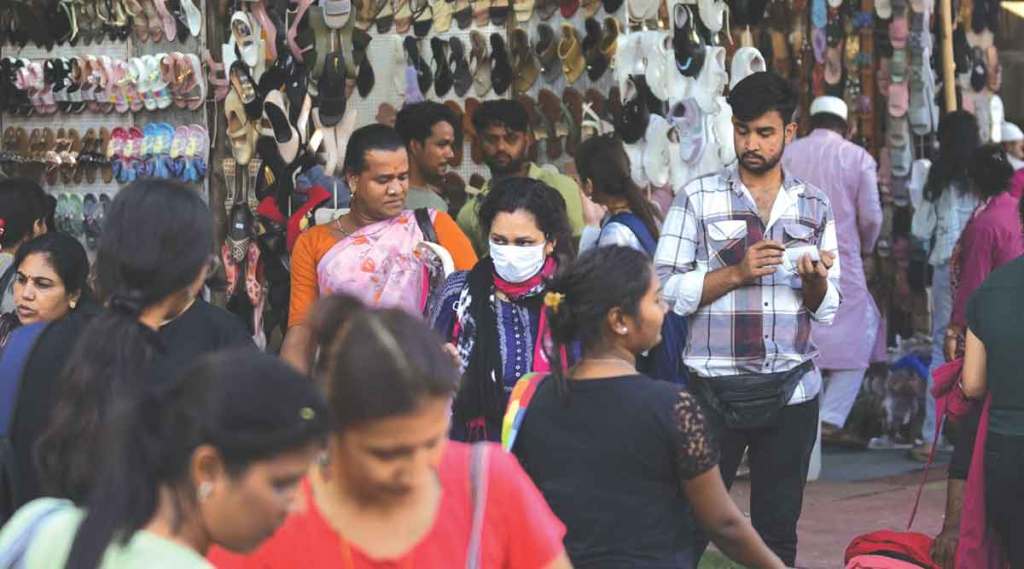 मुंबईत काही जणांनी मुखपट्टी वापरण्यास सुरुवात केली आह़े