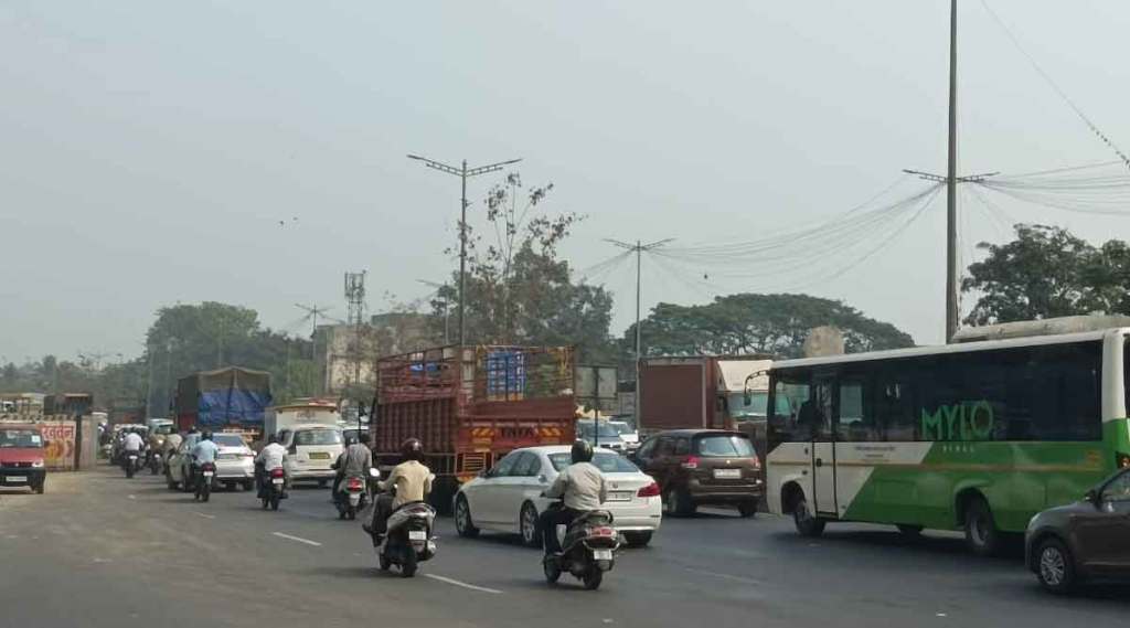 पूर्व द्रुतगती मार्गावर प्रचंड वाहतूक कोंडी 
photo source : loksatta photo