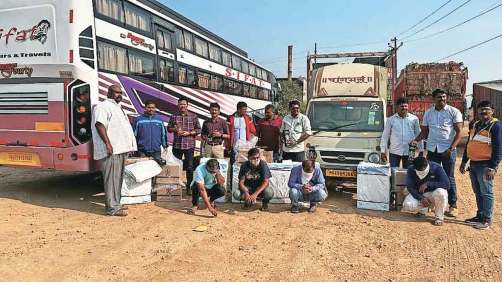 भरारी पथकाने ५ जणांना अटक केली असून बनावट मद्याचा मोठा साठा जप्त केला आहे.