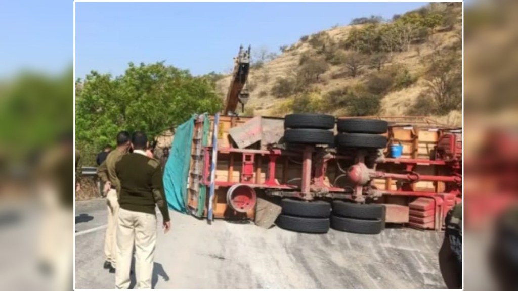 Two trucks collided with each other at Khambataki Ghat on Pune-Satara highway