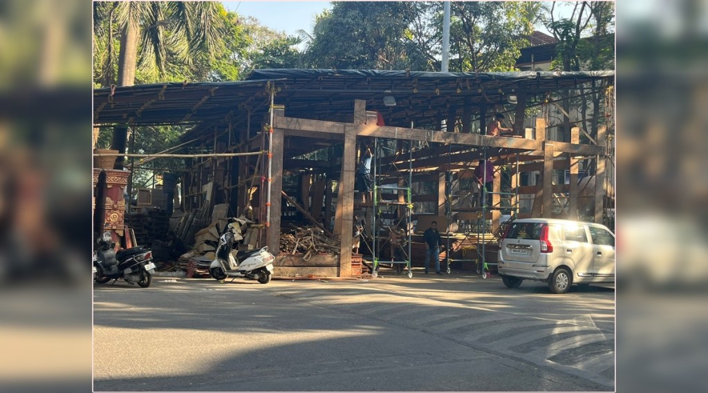 Construction of mandap by blocking the road near Thane Municipal Headquarters