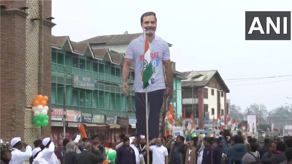 Rahul Gandhi unfurls tricolour at lal chowk sringar