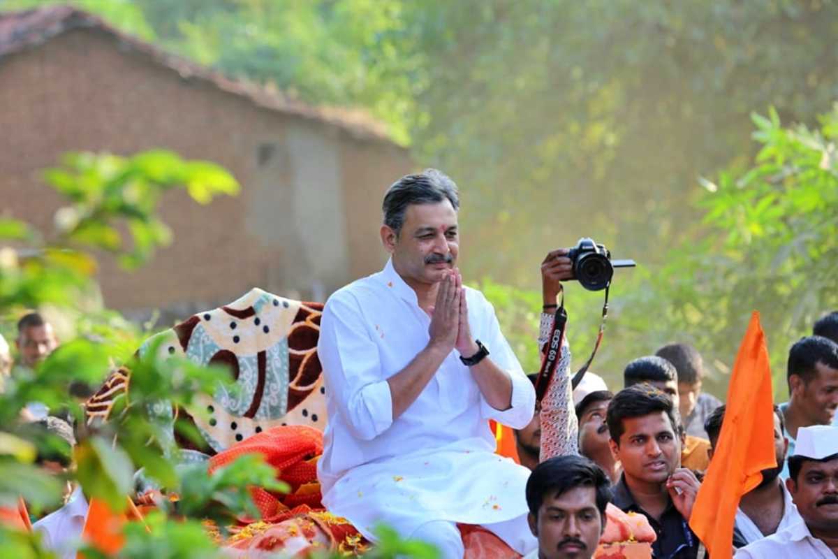 बाबा, त्यांचे वडील मेजर जनरल श्री शहाजी छत्रपती महाराजांप्रमाणेच कडक शिस्तीचे आहेत. माझ्यात जी काही शिस्त आहे ती बाबांमुळेच आणि शांत स्वभाव आईंमुळे आहे - संभाजीराजे छत्रपती