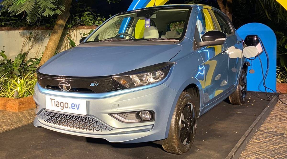 Tiago EV Blitz: ऑटो एक्स्पो 2023 मध्ये, टाटा मोटर्स Tata Tiago EV Blitz सादर केली आहे. कंपनीने स्पोर्टी डिझाइन आणि हाय-टेक वैशिष्ट्यांसह ही कार तयार केली आहे. EV मध्ये दोन बॅटरी पॅकचा पर्याय आहे.