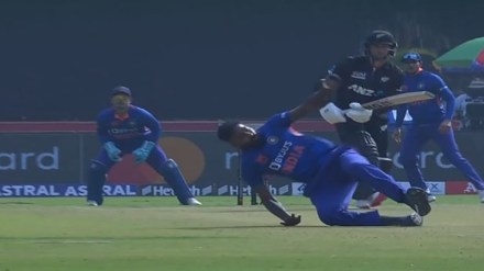 IND vs NZ 2nd ODI: Amazing catch by Hardik Pandya Half of the New Zealand team in the tent for just 15 runs