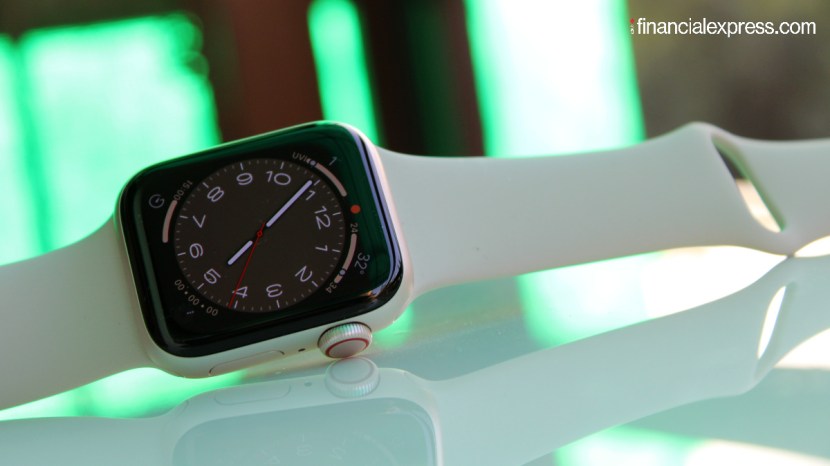 Apple Watch SE हे स्मार्टवॉचची भारतातील किंमत ही २९,९०० रुपयांपासून सुरु होते. यात तुम्हाला अनेक फीचर्स पाहायला मिळतात. (Image Credit- Financial Express)