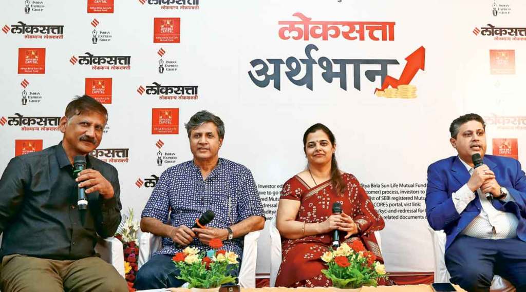 ‘लोकसत्ता अर्थभान’च्या डोंबिवलीतील कार्यक्रमात व्यासपीठावर, अजय वाळिंबे, तृप्ती राणे आणि आदित्य बिर्ला सन लाइफ म्युच्युअल फंडाचे नीलरत्न चौबळ (डावीकडे) सुनील वालावलकर. 