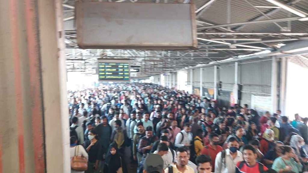 passengers rush at ghatkopar station,