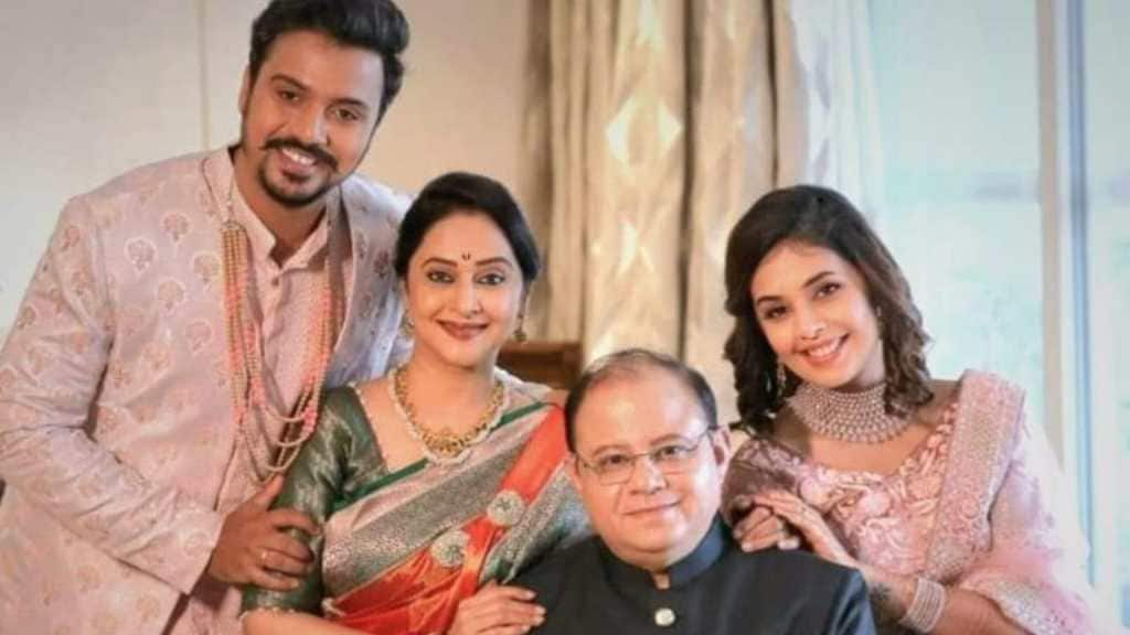 mrinal kulkarni family photo