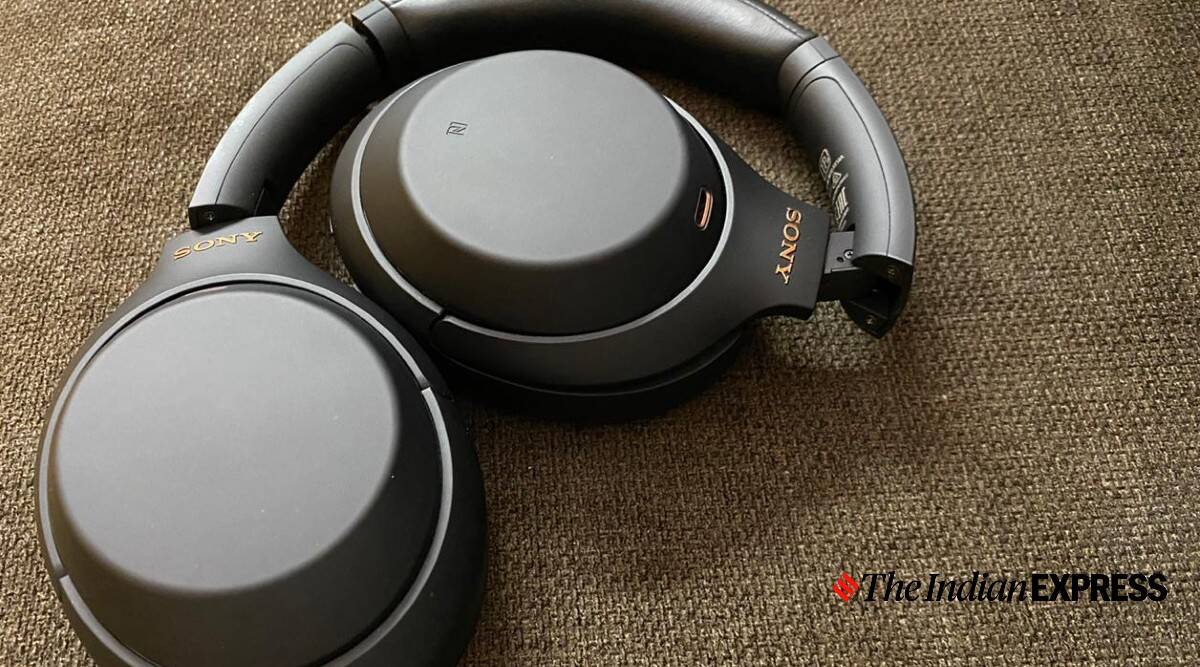 Sony WH-1000XM4 या हेडफोनमध्ये एचडी नॉईज कॅन्सलिंग प्रोसेसर आहे. तसेच अडॅप्टिव्ह साउंड कंट्रोल हे फीचर्स आहेत.(Image Credit/ The IndianExpress)