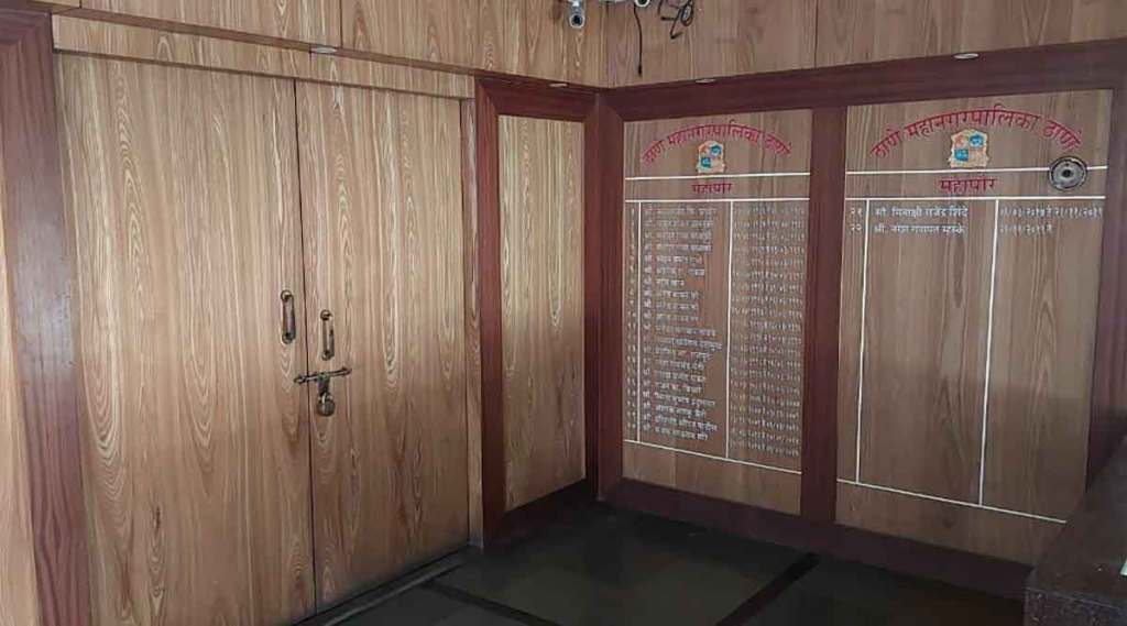 thane municipal corporation locked offices of former municipal officials