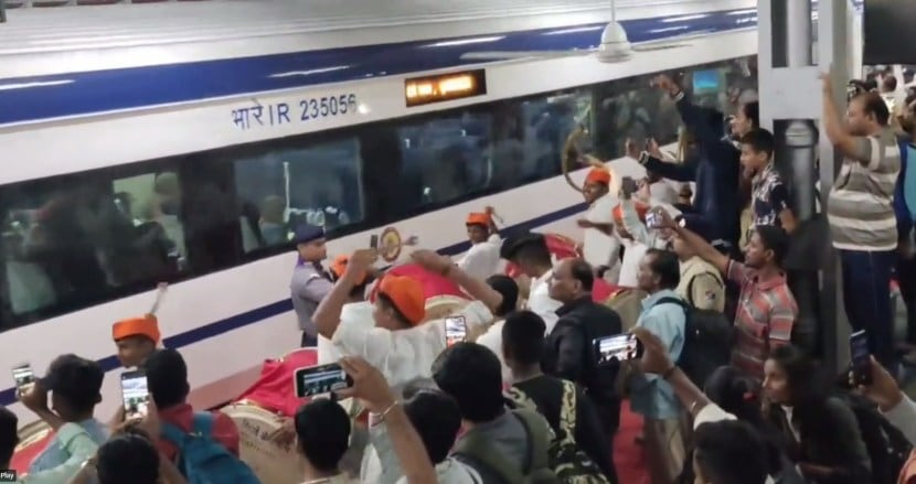 संपुर्णपणे वातनुकुलित chair car मधून धक्के विरहित प्रवास अशी या ट्रेनची अल्पवधीतच वेगळी ओळख निर्माण झाली