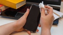 Smartphone Cleaning Mistakes: स्मार्टफोन साफ करताना टाळा ‘या’ चुका, अन्यथा बसेल हजारो रुपयांचा फटका