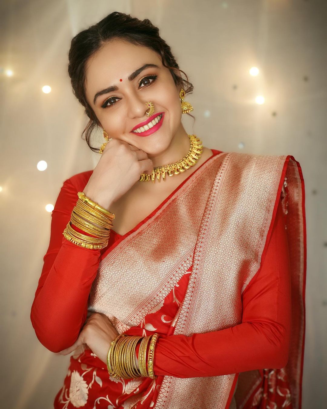 amruta khanvilkar photos 