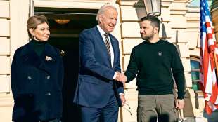 joe biden makes surprise visit to ukraine