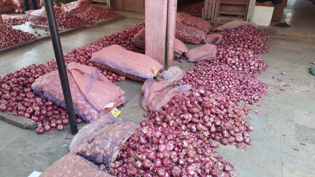 Onion prices fall in APMC market