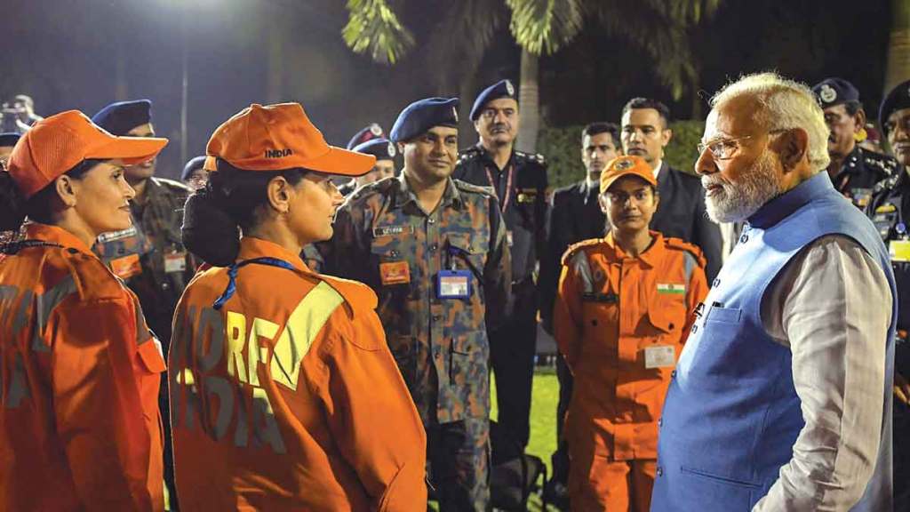 pm narendra modi warm welcome ndrf team