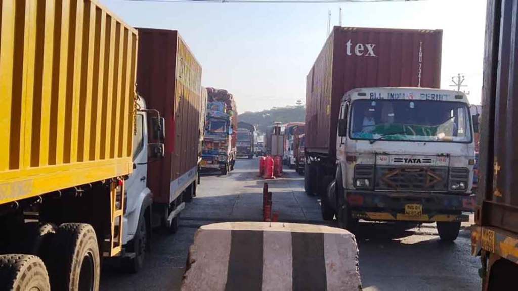 huge traffic jam on the old pune mumbai highway