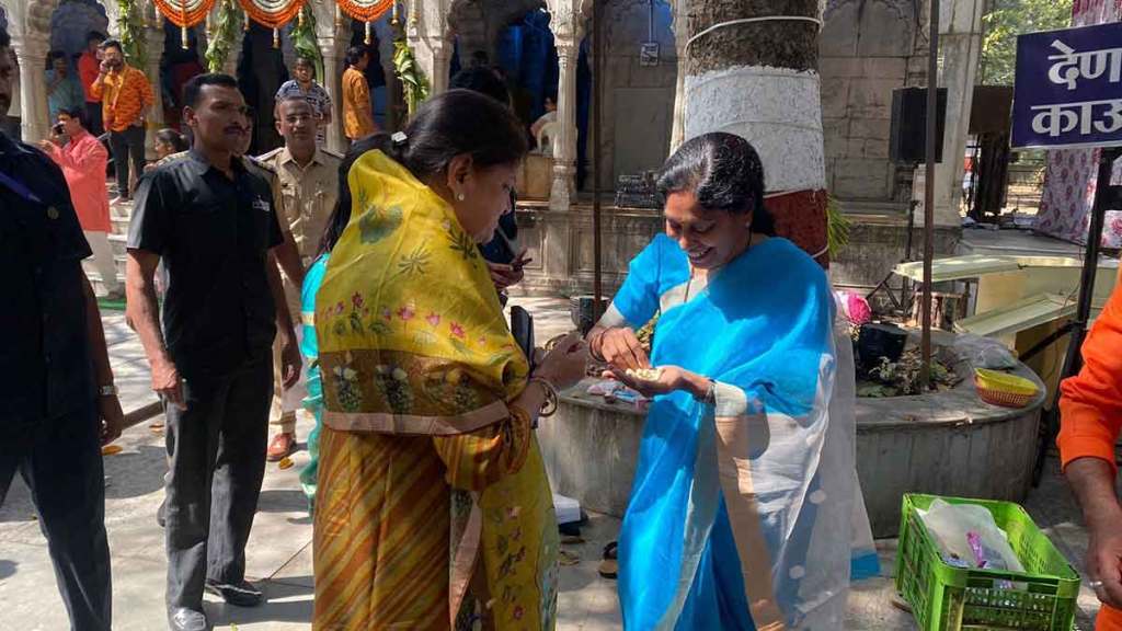 amit shah wife sonal shah visit ganesh temple and shiva temple in nagpur